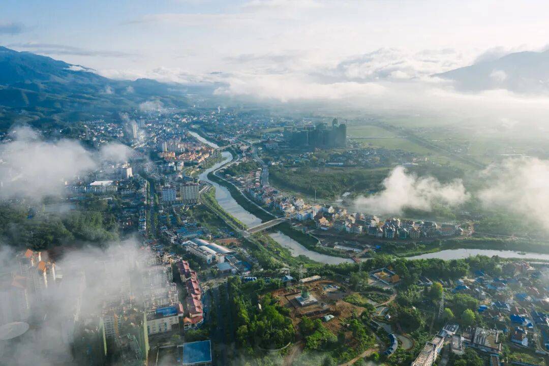 雨林生金傣乡“蝶变”！《农民日报》聚焦勐